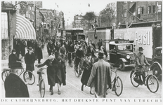 863294 Afbeelding van het drukke verkeer met veel fietsers richting Catharijnebrug, op het Vredenburg te Utrecht.